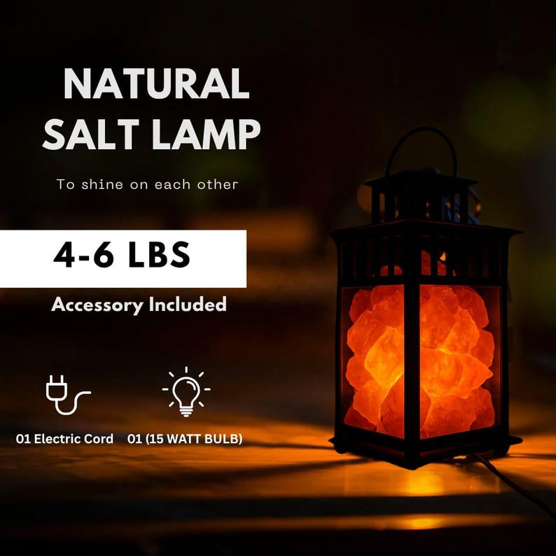 K&ouml;nnte beinhalten: Eine schwarze Natursalzlampe im Laternenstil mit warmem orangefarbenem Gl&uuml;hen. Die Lampe enth&auml;lt eine Ansammlung von Salzkristallen und enth&auml;lt ein Elektrokabel und eine 15-Watt-Gl&uuml;hbirne. Die Lampe wiegt etwa 1,8-2,7 kg. Der Text auf dem Bild lautet "NATURAL SALT LAMP".