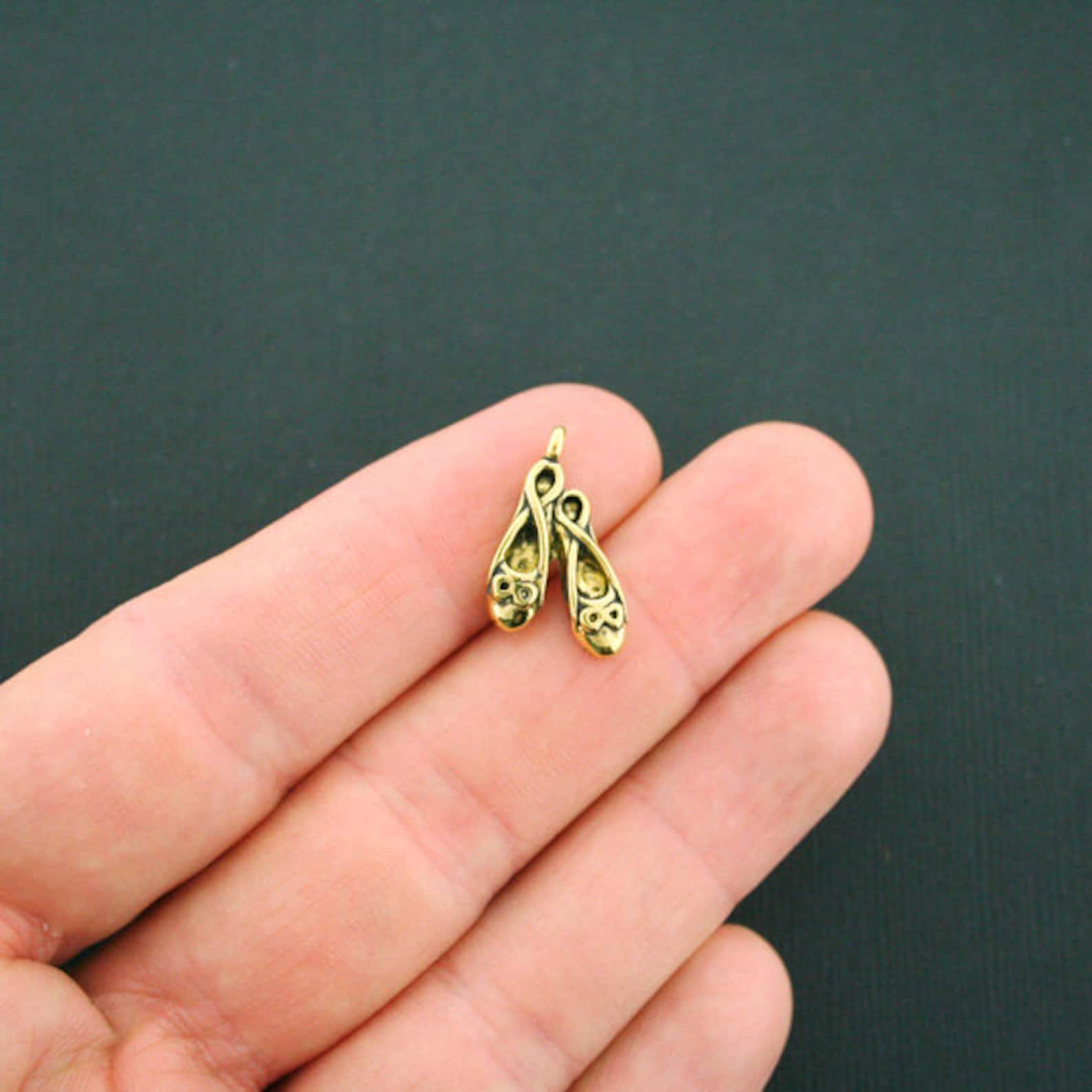 8 ballet shoes charms antique gold tone - gc819