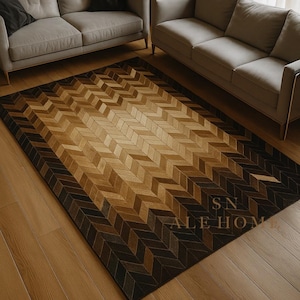 Tapis en cuir de vachette marron noir à chevrons – Tapis en patchwork de cuir fait main pour une décoration moderne