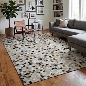Peut inclure: Un tapis rectangulaire composé d'un motif en patchwork de petits carreaux carrés dans des tons de blanc, gris, marron et noir. Le tapis présente un motif en grille répétitif sur toute sa surface, avec le texte SN HOME visible dans les coins.