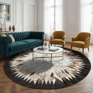 Puede incluir: Una alfombra redonda con un patrón geométrico en tonos marrón, blanco y negro. La alfombra está en un salón con un sofá turquesa, dos sillones amarillos y una mesa de centro de mármol. La alfombra tiene el texto "SN ALEF HOM".