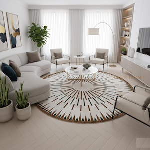 Könnte beinhalten: Ein modernes Wohnzimmer mit einem hellgrauen, geschwungenen Sofa, zwei Sesseln und einem runden Couchtisch. Ein großer, kreisförmiger Teppich mit einem geometrischen Muster in Braun, Grün und Weiß dominiert den Boden. Hohe Topfpflanzen und Kunstwerke vervollständigen den Raum.