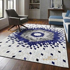 Könnte beinhalten: Ein rechteckiger Teppich mit einem geometrischen Mosaikmuster aus kleinen quadratischen Fliesen in Marineblau, Grau und Weiß. Das Design strahlt von einem zentralen weißen Quadrat aus und erzeugt einen Sterneneffekt auf dem Boden.