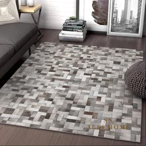 Alfombra de piel de vaca con patchwork gris a cuadros: hecha a mano con pelo para la sala de estar.