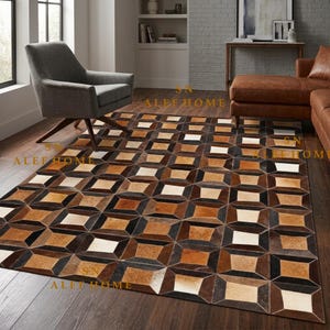 Peut inclure: Un tapis rectangulaire composé de carreaux de peau de vache cousus selon un motif géométrique dans des tons de brun, beige, noir et blanc. Le design présente des carrés et des losanges répétés en grille, formant une surface texturée.