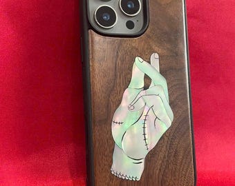 マザーオブパールと木材を使用した特別なスマホケース。手書き風のアート。光の当たり方や見る角度によって色が変わります。ここでしか手に入らない特別な限定品です。