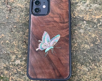 真珠貝と木材を使用した特別なスマホケース。蝶のアート。光の当たり方や見る角度によって色が変わります。ここでしか手に入らない特別な限定品です。