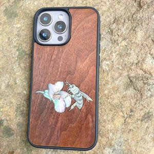 PHONE WOOD CASE,Shimmering Shimmering Bee Handcrafted mother-of-pearl colors that change with perspective. Only  for iPhone 12 to iPhone 16