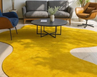 Pode incluir: Um tapete grande, amarelo mostarda, com uma forma orgânica e fluida domina a sala. O tapete está sobre um piso de madeira clara e é rodeado por mobiliário moderno, incluindo um sofá cinzento, uma mesa de centro preta e uma cadeira de couro castanho. O texto "COZY ART RUGS" é visível.