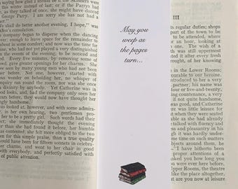 Pile de livres et marque-page citation