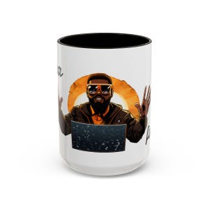 Puede incluir: Taza de cerámica blanca con interior negro e ilustración colorida. El diseño presenta una imagen de dibujos animados de un hombre con gafas de sol y una chaqueta, con un fondo en forma de sol. La taza tiene texto en el lateral.