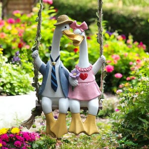 Bonita estatua de resina de patos para columpio, ideal para vallas de jardín al aire libre, adorno divertido para amantes de los gansos, ideal para primavera, verano, Pascua o inauguración de la casa.