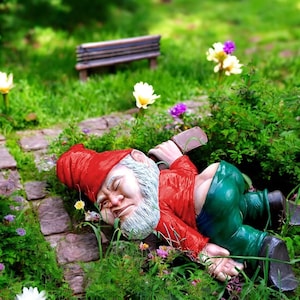 Funny Drunken Garden Gnome Statue for Spring Summer, Resin Lawn Gnome Outdoor Decor,Gag Gift for Dad, Garden Party Decoration Gift, Birthday
