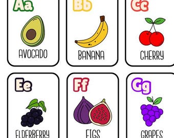 Puede incluir: Tarjetas didácticas con ilustraciones de frutas: aguacate, plátano, cerezas, dátiles, saúco, higos, uvas y arándanos. Cada tarjeta muestra el nombre de la fruta y la letra correspondiente del alfabeto.