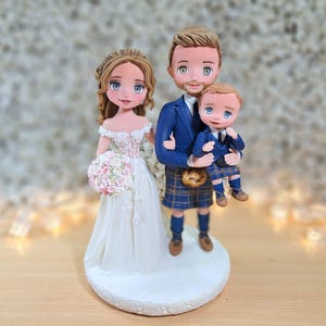 Scottish wedding cake topper, bride and groom wedding figurine, personalized clay cake topper, family wedding cake topper, Scotland wedding