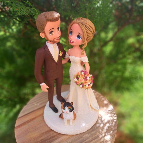 Adorno para tarta de boda personalizado: figura de novia, novio y gato