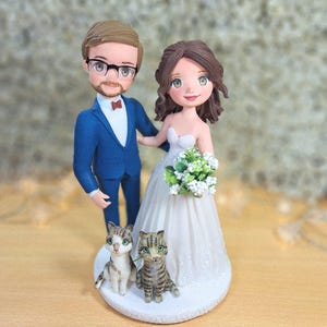 Bride and groom figurine with cats, wedding cake topper with pets, pets figurine, custom wedding cake topper bride and groom, custom cats