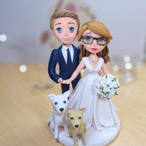 Bride and groom figurine with dogs, wedding cake topper with pets, pets figurine, custom wedding cake topper bride and groom, custom dogs