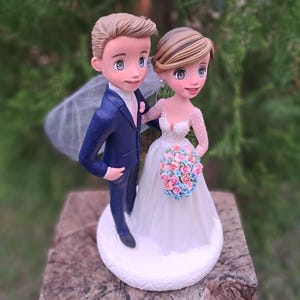 Custom wedding cake topper bride and groom, personalized bride and groom figurine, handmade wedding cake figurine, custom couple cake topper