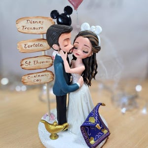 Travel theme wedding cake topper bride and groom figurine, Traveler wedding cake topper, Backpacker couple wedding cake topper