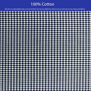 Puede incluir: Primer plano de una tela con un clásico estampado de pata de gallo en azul marino y blanco. La tela es 100% algodón. La imagen incluye el texto "100% Cotton" y una nota sobre variaciones de color.