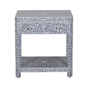 Könnte beinhalten: Ein grauer Nachttisch mit zwei Schubladen und einem unteren Regal. Der Tisch ist mit einem Blattmuster und Perlmutt-Inlays verziert. Der Tisch ist ca. 61 cm breit, 41 cm tief und 71 cm hoch.