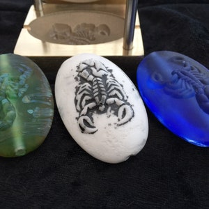 Outil de presse Scorpion pour les fabricants de perles de verre au chalumeau et les artistes argileux.