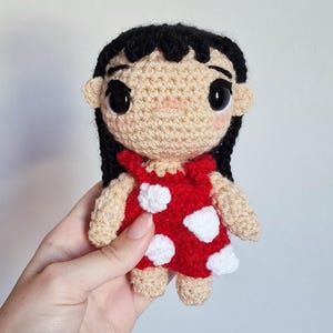 Handgemachte Lilo Amigurumi Puppe – Gehäkelte Disney Inspirierte Plüsch – Lilo und Stitch Geschenk – Kawaii Sammler Spielzeug – Stoffpuppe – Handgemachte Fan Art
