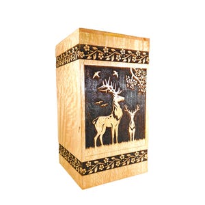 Urna de madera tallada a mano para cenizas humanas. Urna de cremación con diseño de ciervo y bosque para adultos. Caja de recuerdo conmemorativa rústica.