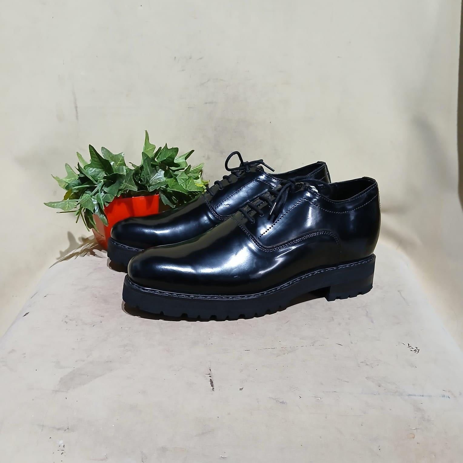 Zapatos con alzas de cuero negro hechos a mano: zapatos formales con alzas.