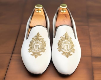 Mocasines de terciopelo blanco para hombre / Zapatos de boda con bordado de escudo dorado