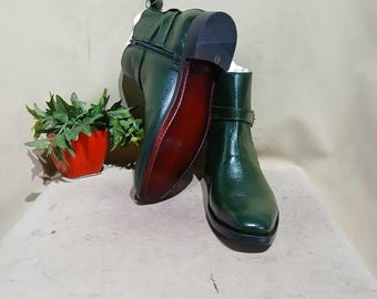 Botas de couro verde artesanais: detalhe de fivela estiloso