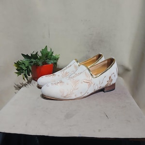 Handmade White Ethnic Shoes for Men | Traditional Embroidered Jutti | Indian Wedding Slip-On Footwear | Festive Groom Shoes
