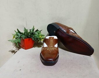 Handgemaakte bruinleren geborduurde mojari-schoenen: Indiase bruiloftsjutti