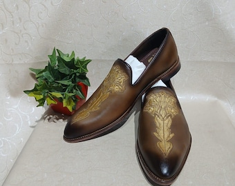 Handgemaakte bruine leren loafers: goudgeborduurde Italiaanse instappers