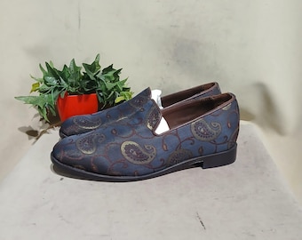 Loafers van paisleystof: geborduurde etnische feestschoenen voor heren