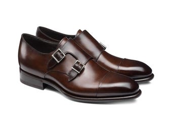 Zapatos de cuero marrón con doble hebilla y puntera para hombre
