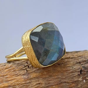 Anillo de oro con labradorita: joya bohemia ajustable y llamativa