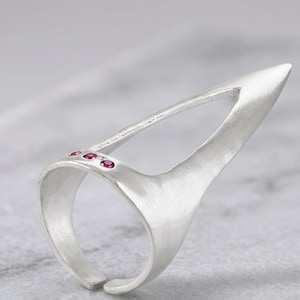 Bague griffe d'armure argentée, ongle en cristal rubis rouge, style gothique, bague imposante.