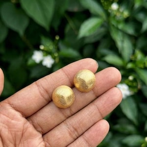 Boucles d'oreilles puces en forme de dôme doré brossé, tiges à boule texturées mates, bijoux minimalistes et légers