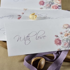 Enveloppe DL – 7 variantes de texte en encre lavande | Illustration rose 7 variantes pour un anniversaire, l'amour... | Motif floral rose | Papeterie élégante