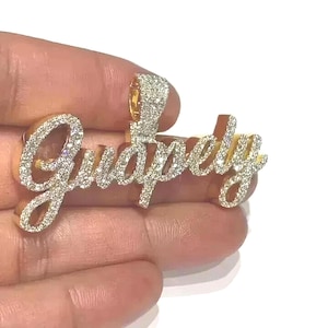 Colgante de moissanita natural de corte redondo de 2,00 quilates con nombre personalizado y cadena gratis, chapado en oro amarillo de 14 quilates, regalo de aniversario o de boda.
