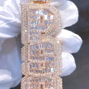 Colgante de moissanita auténtica de corte redondo de 4,00 ct con nombre personalizado, chapado en oro rosa de 14 quilates, plata de ley 925, ideal como regalo de aniversario o de boda.