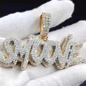 Colgante de moissanita auténtica de corte redondo de 3,00 ct con nombre personalizado, chapado en oro amarillo de 14 quilates, plata de ley 925, regalo de aniversario o de boda.