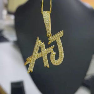 Colgante de moissanita natural de talla redonda de 2,00 ct con la letra inicial "AJ", chapado en oro amarillo de 14 quilates. Regalo de aniversario, boda o cumpleaños.