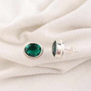 Grüne Smaragd-Ohrstecker, 925er Sterlingsilber, facettierter ovaler Edelstein