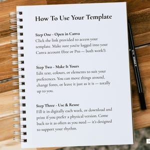Może przedstawiać: Spiralny notatnik z instrukcjami zatytułowanymi "How To Use Your Template" i czarnym długopisem na drewnianej powierzchni. Tekst wyjaśnia, jak używać szablonu w Canva, w tym edytować tekst i kolory. Notatnik jest otwarty na stronie z trzema krokami.