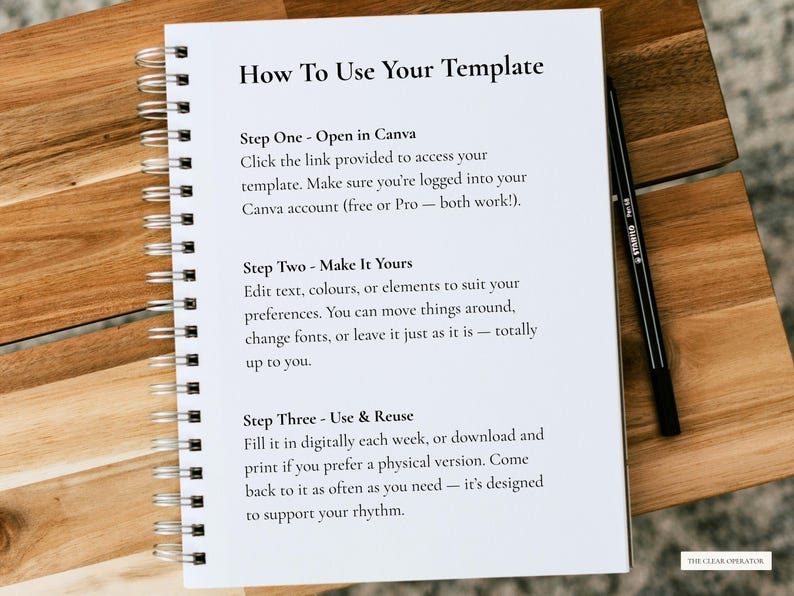 Może przedstawiać: Spiralny notatnik z instrukcjami zatytułowanymi "How To Use Your Template" i czarnym długopisem na drewnianej powierzchni. Tekst wyjaśnia, jak używać szablonu w Canva, w tym edytować tekst i kolory. Notatnik jest otwarty na stronie z trzema krokami.