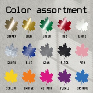 Puede incluir: Una tabla de surtido de colores con formas de hojas de arce en varios colores. Los colores incluyen cobre, oro, verde, rojo, blanco, plata, azul, gris, negro, rosa, amarillo, naranja, rosa intenso, morado y azul cielo. El texto "Color assortment" est&aacute; en la parte superior.