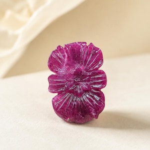 Tallado de flor de rubí natural, flor de gema de rubí tallada a mano, escultura de rubí rosa, arte de gemas coleccionables, decoración de cristal